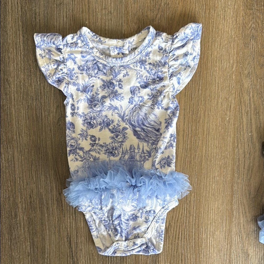 Posh Peanut Bamboo Briar with tulle bodysuit 6-12M
Very Good- Like New condition